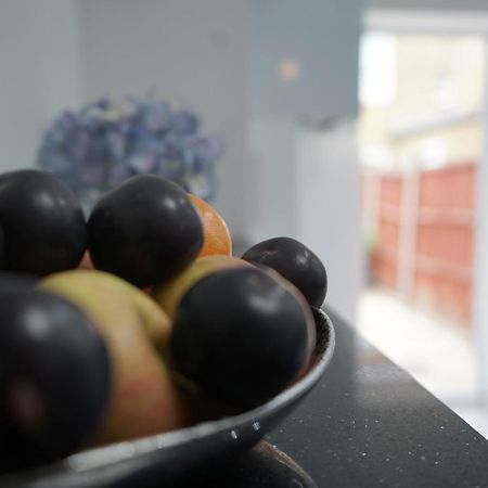 Beautiful London Home Sleeps 6, 2 Minutes To Metro Dış mekan fotoğraf