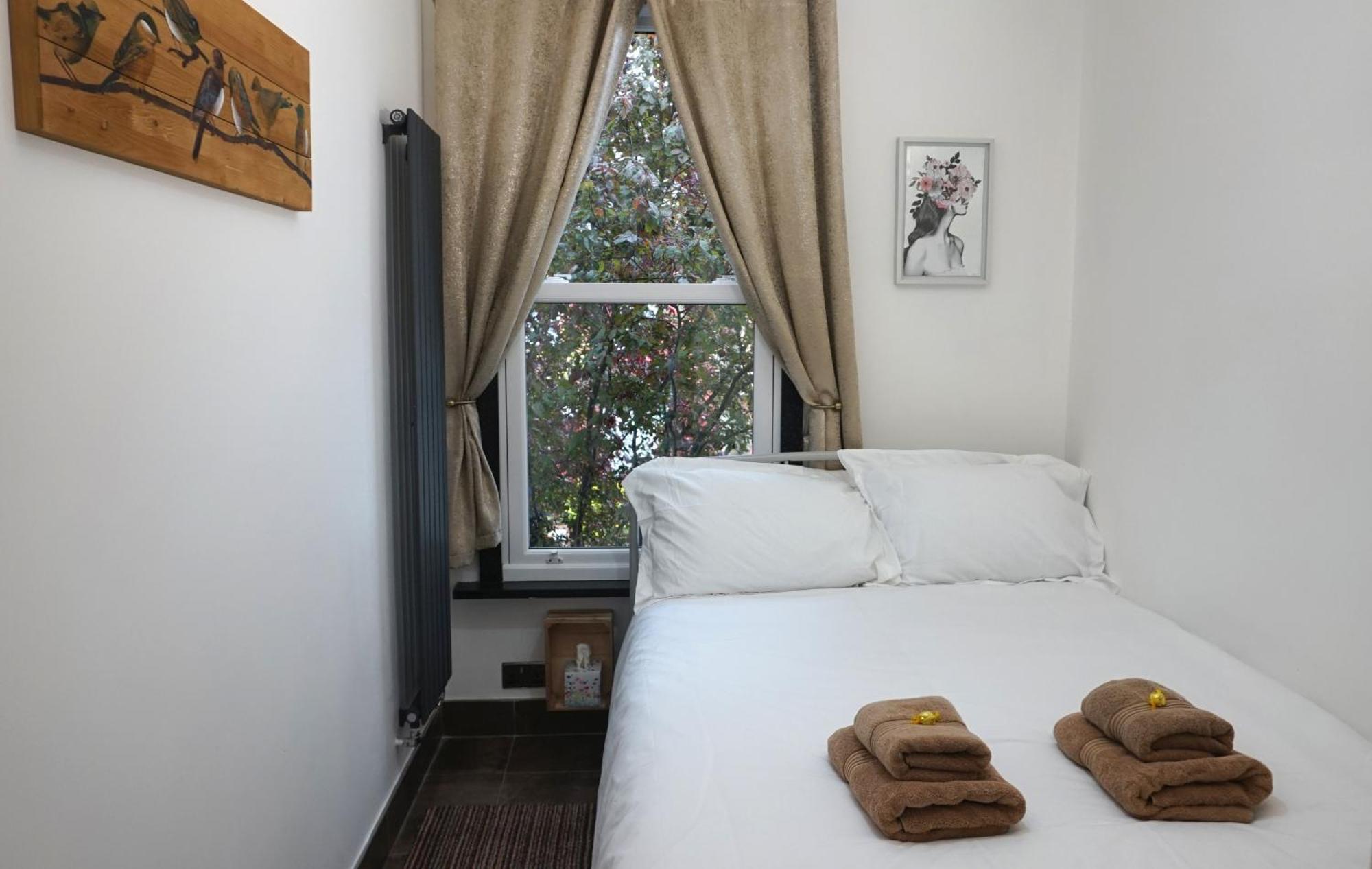 Beautiful London Home Sleeps 6, 2 Minutes To Metro Dış mekan fotoğraf